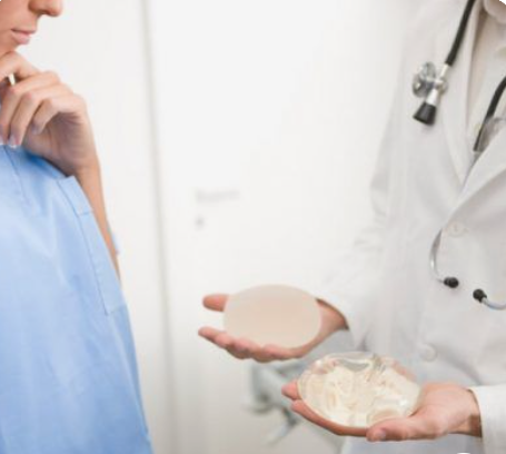 بازسازی سینه در جراحی زیبایی سینه با پروتز